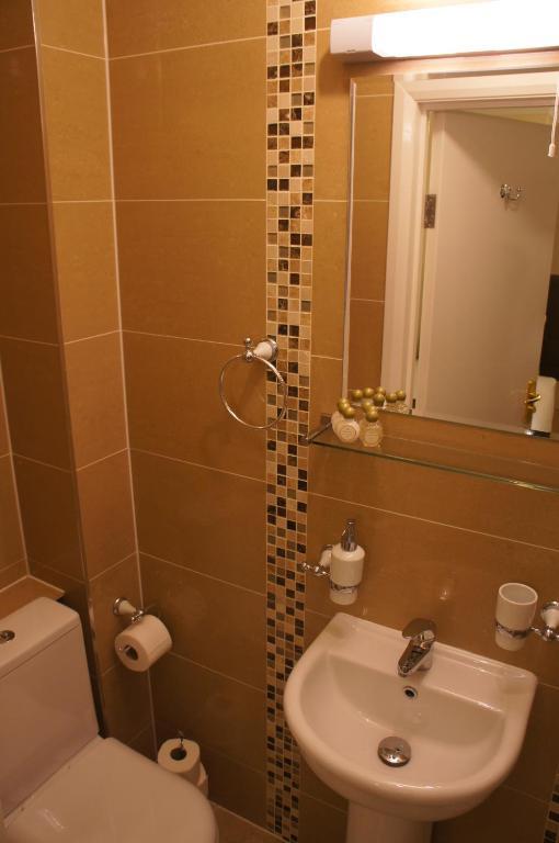 Quarto individual com banheiro privativo